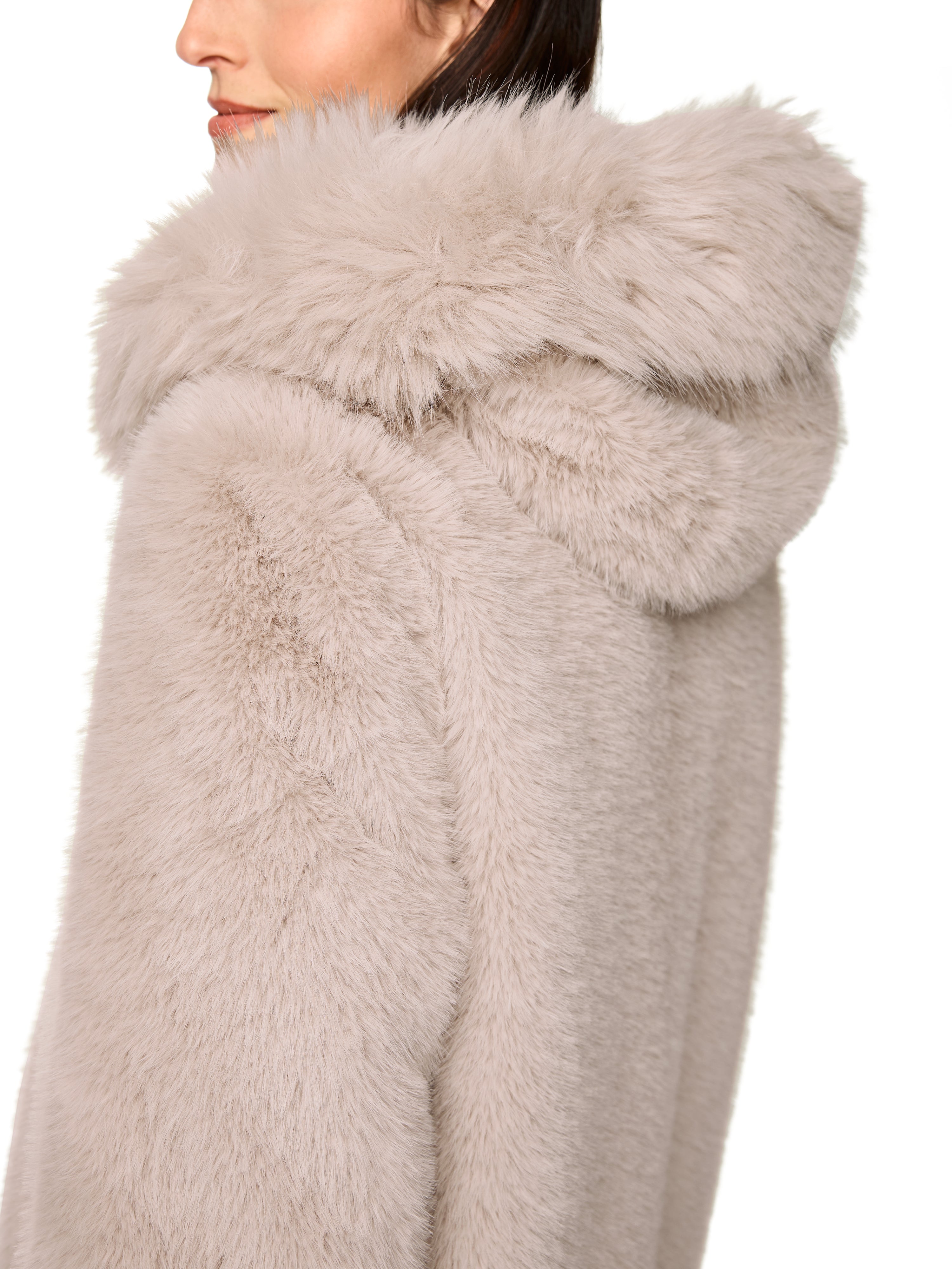 Marc Cain Mantel aus Fake Fur mit Kapuze