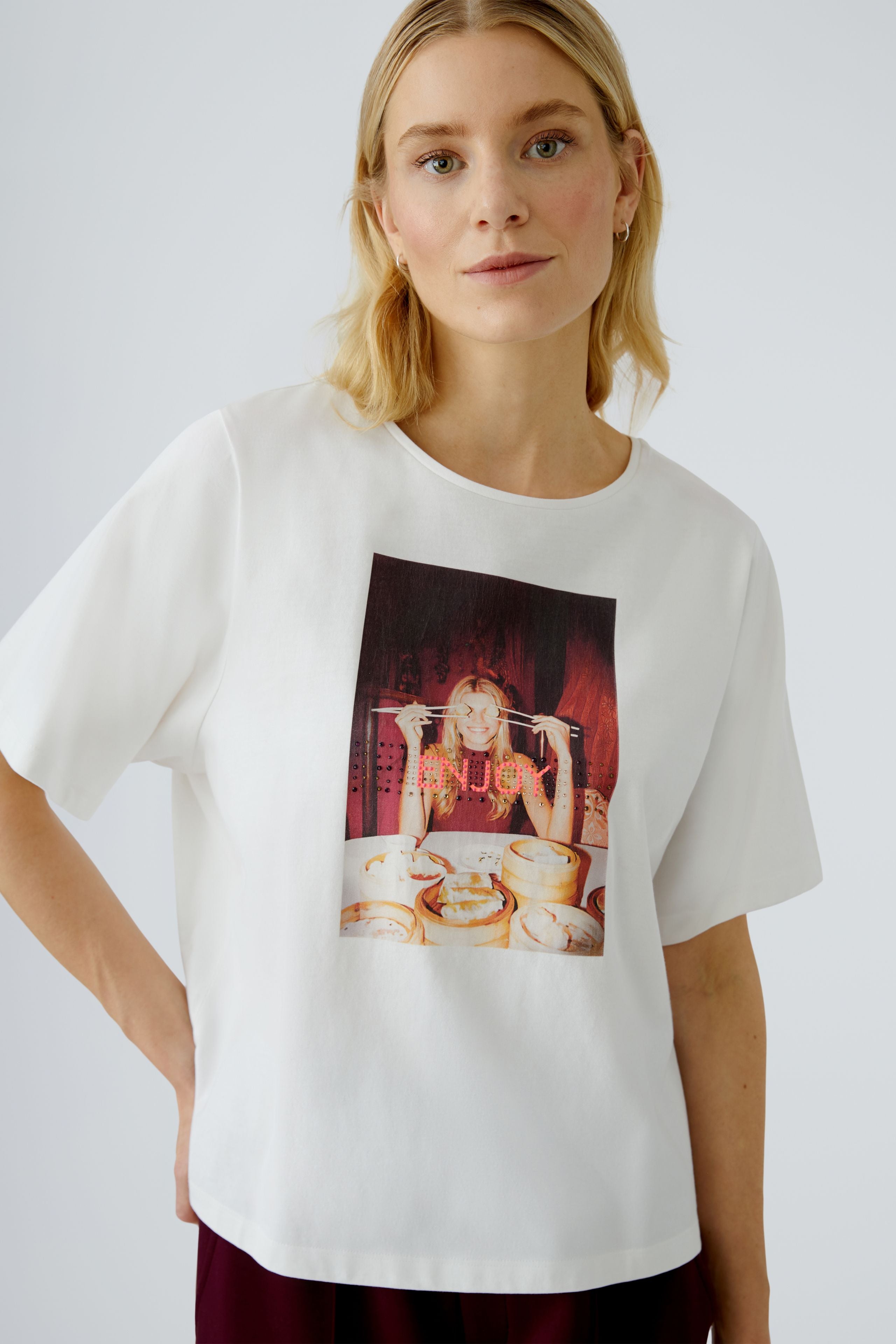 OUI T-Shirt mit Photoprint und Hotfix Steinchen