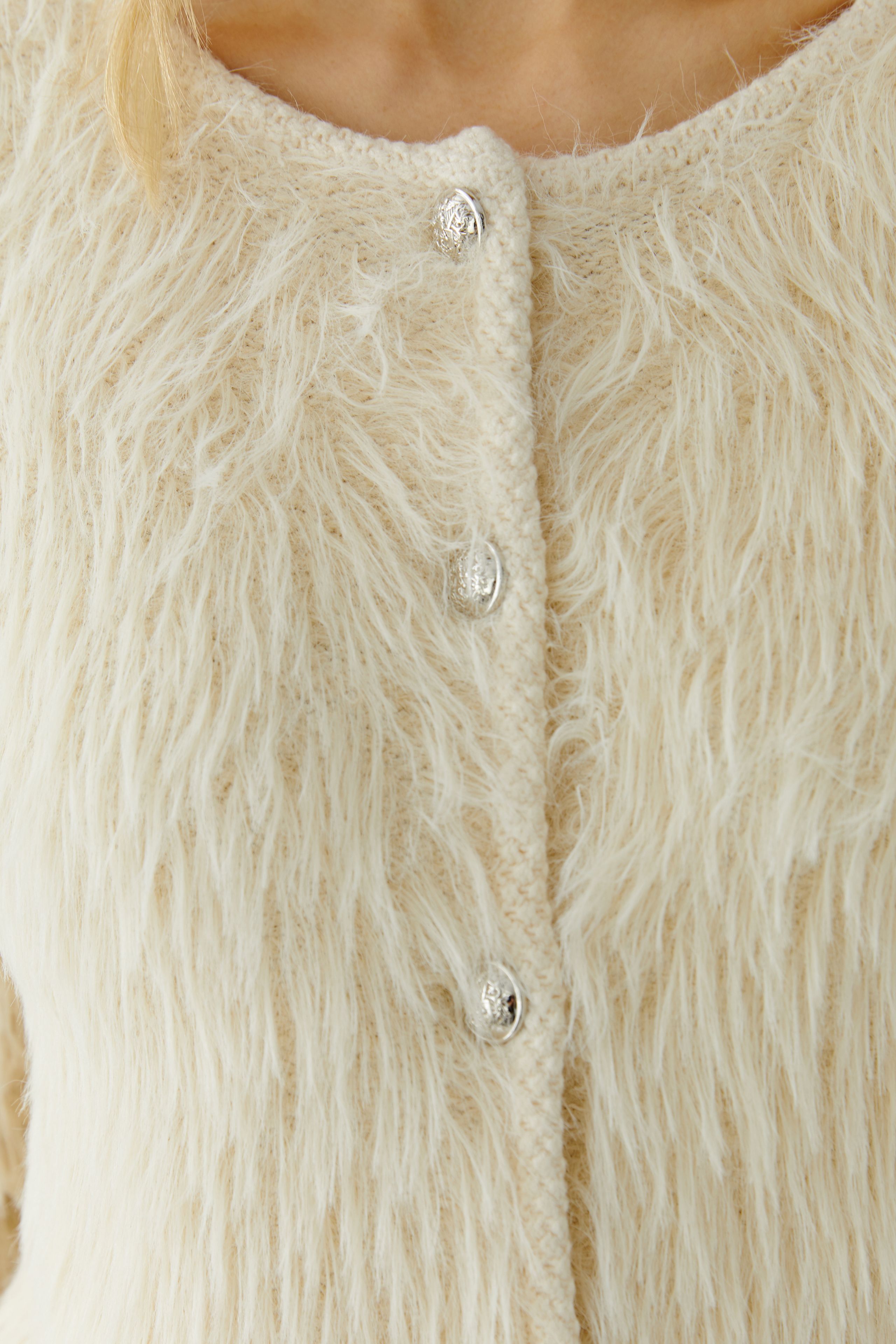 Oui Strickjacke mit langhaarigen Fellchengarn