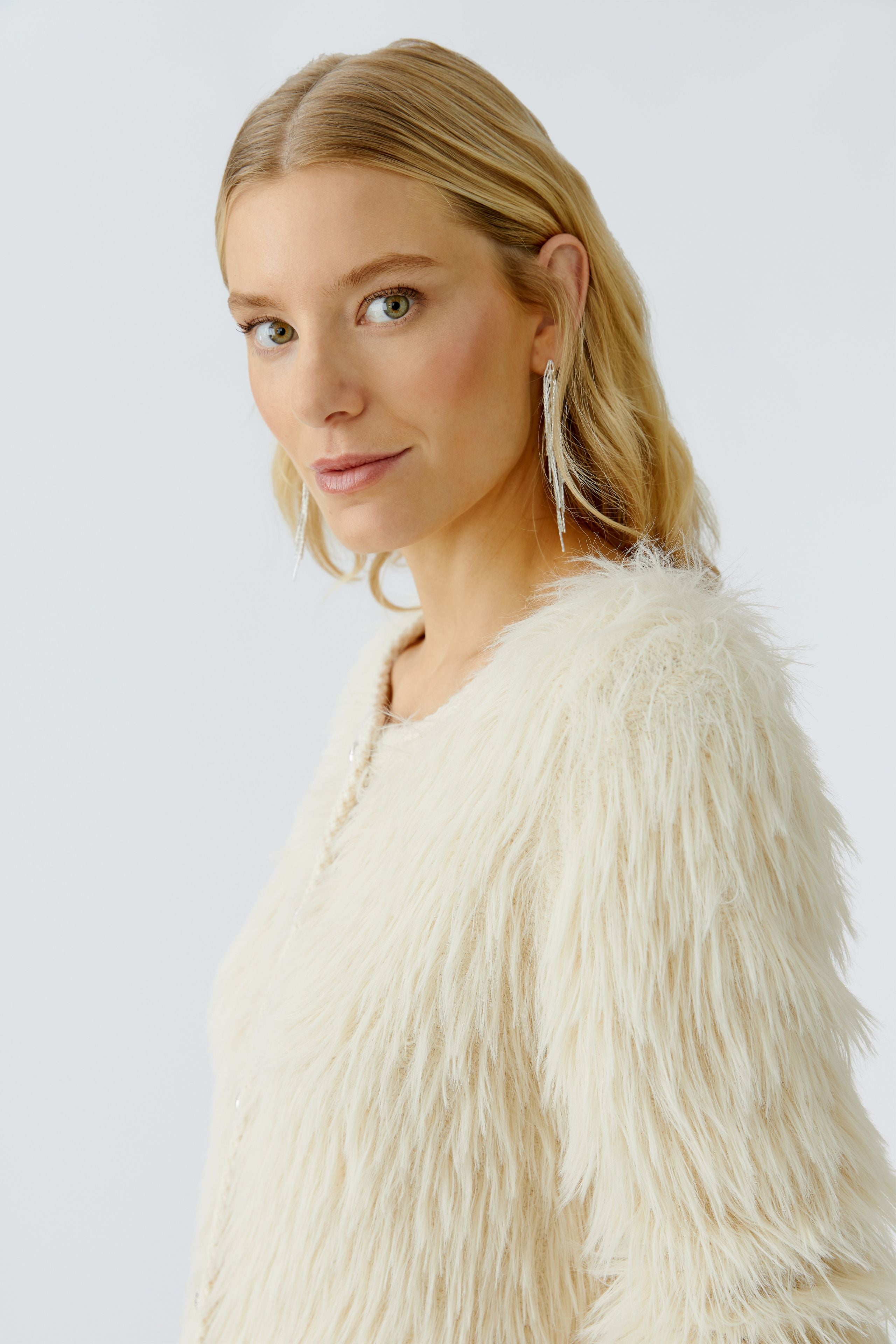 Oui Strickjacke mit langhaarigen Fellchengarn