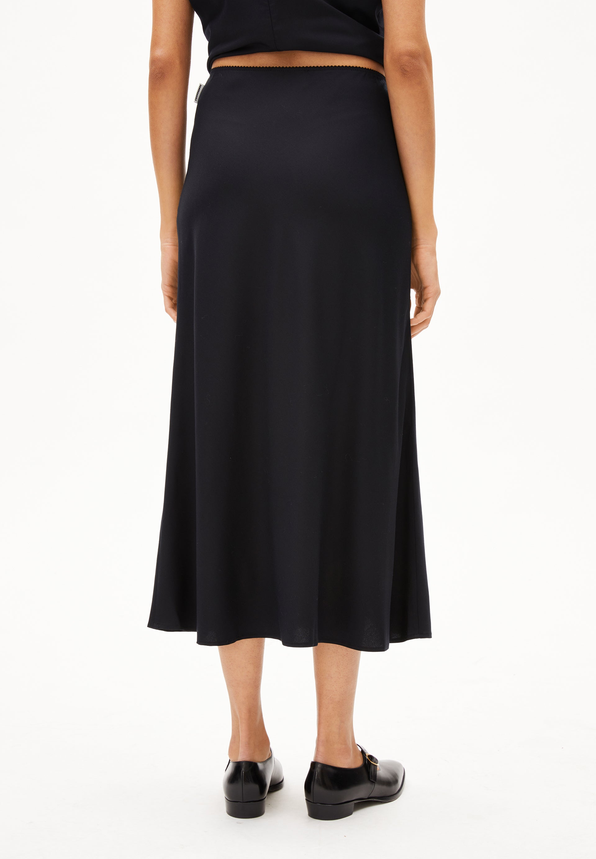 Armedangels Webrock LENOVAA aus LENZING™ ECOVERO™ Viskose Mix