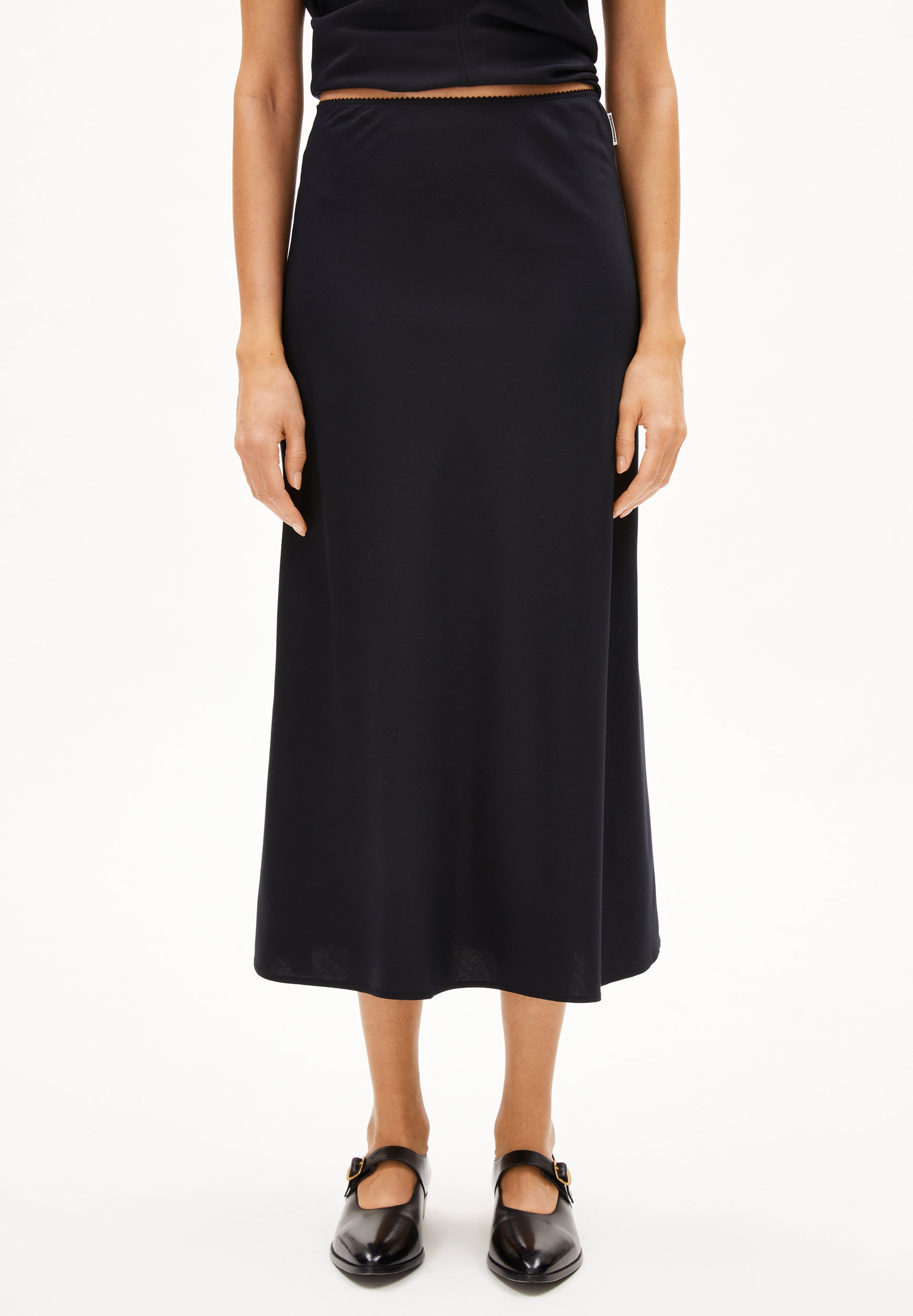 Armedangels Webrock LENOVAA aus LENZING™ ECOVERO™ Viskose Mix