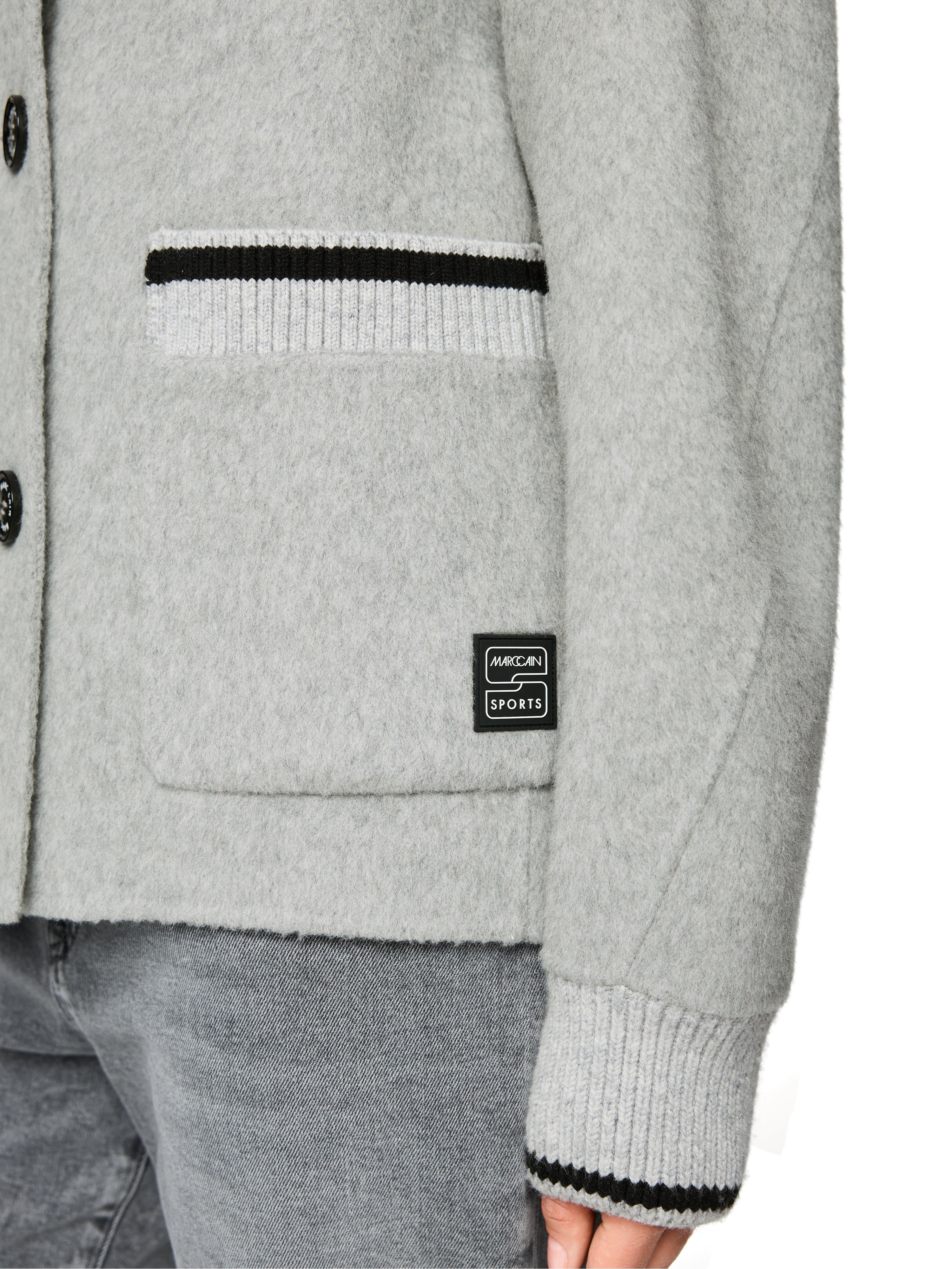 Sportive Jacke mit Stehkragen