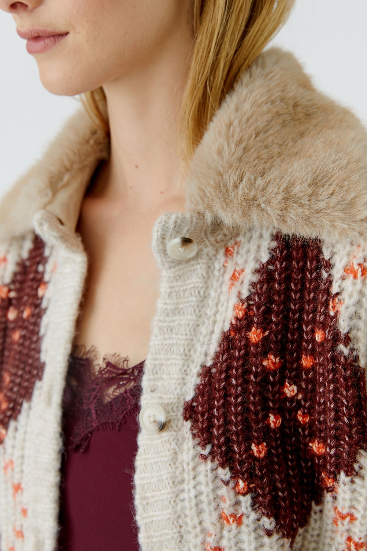 Strickjacke mit abknöpfbaren Kunstfellkragen
