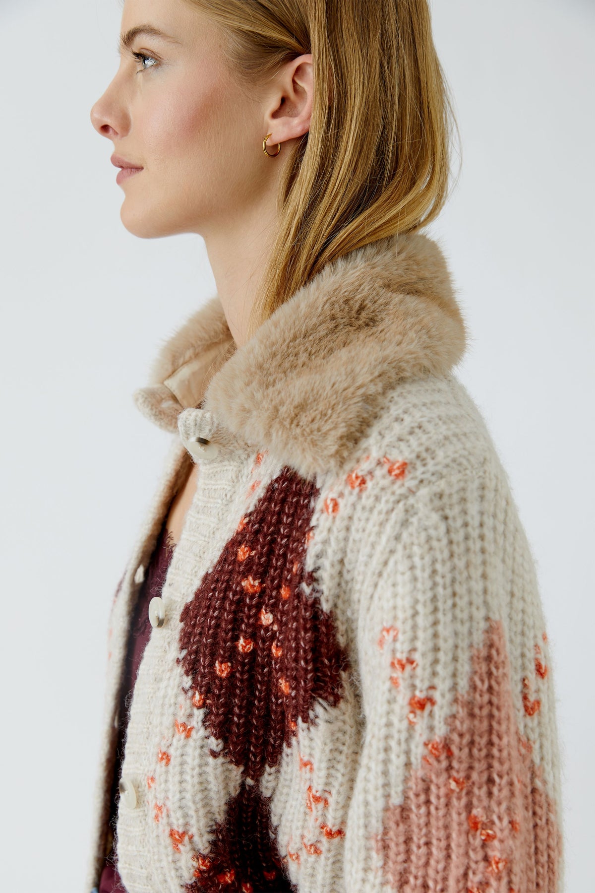 Strickjacke mit abknöpfbaren Kunstfellkragen