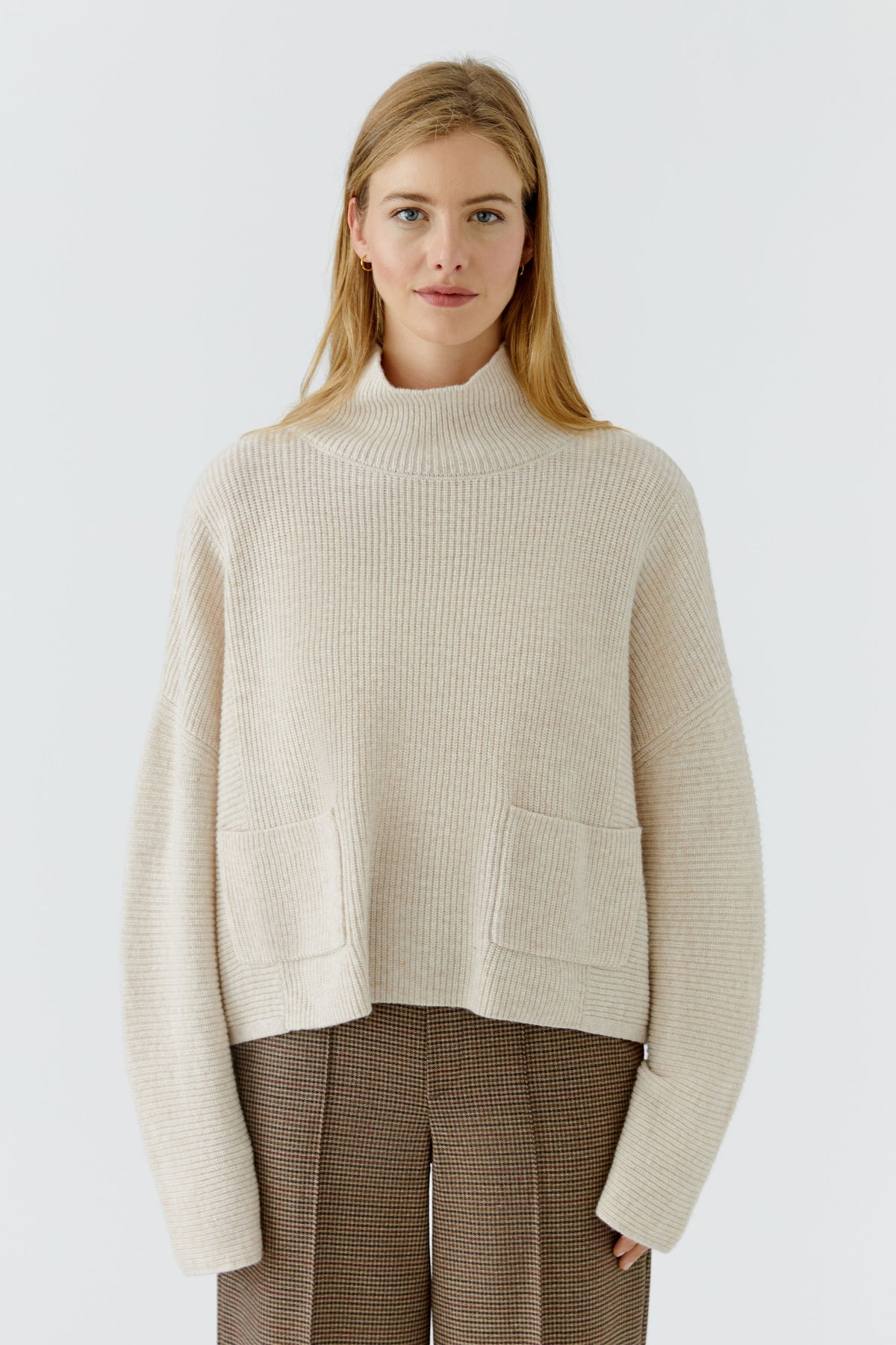 Moderner Pullover im Poncho Look mit Taschen