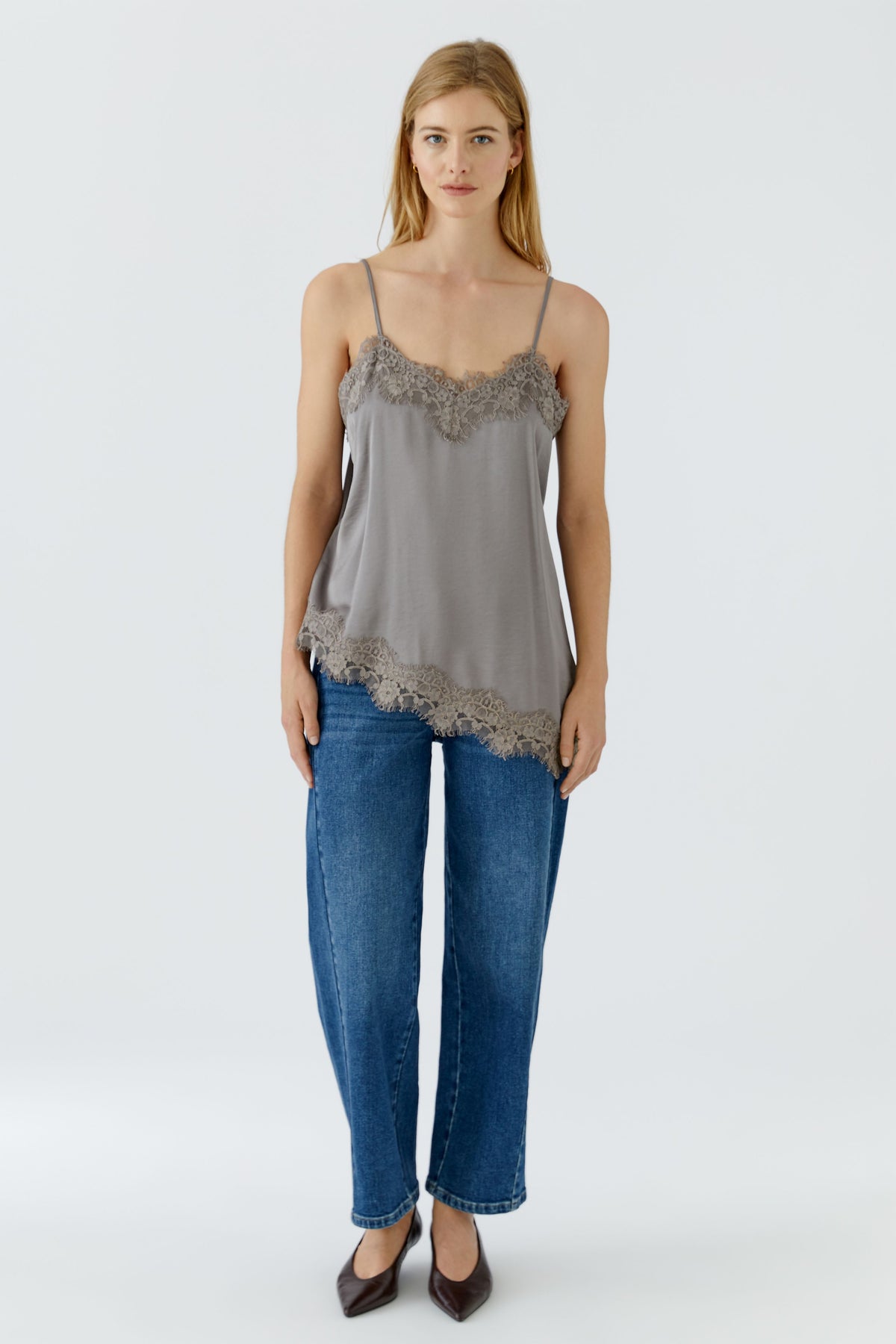 Satintop mit Spitzenbesatz und asymmetrischem Saum