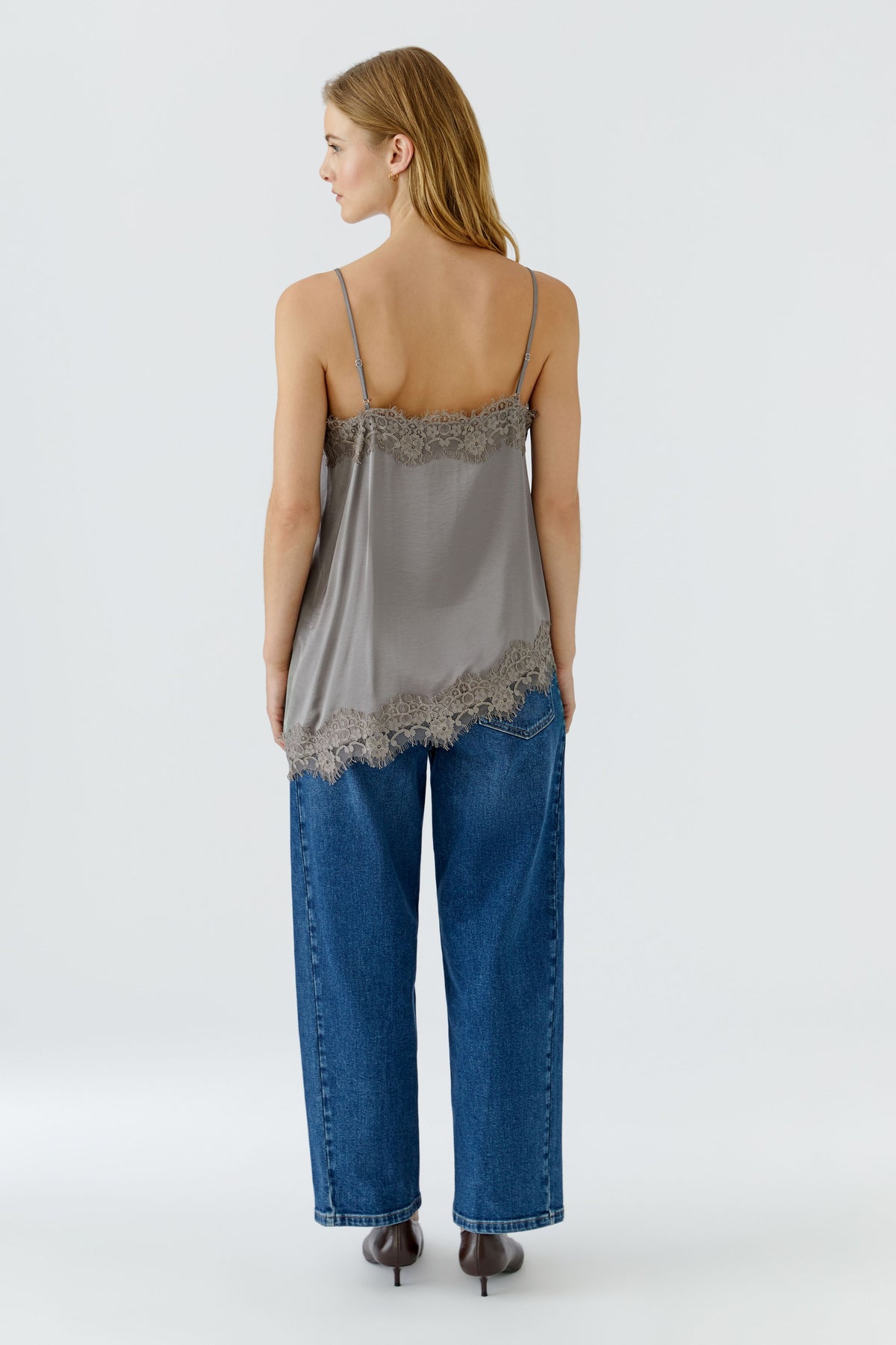 Satintop mit Spitzenbesatz und asymmetrischem Saum