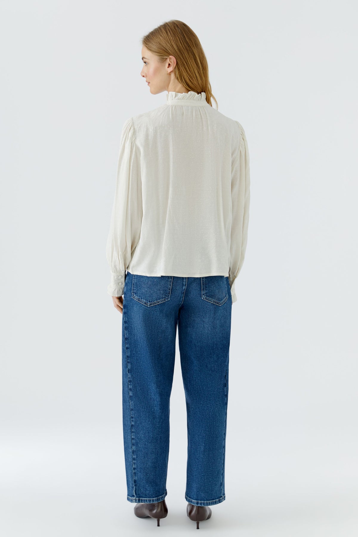 Bluse mit Rüschen am Stehkragen und Manschette im Blütenjacquard