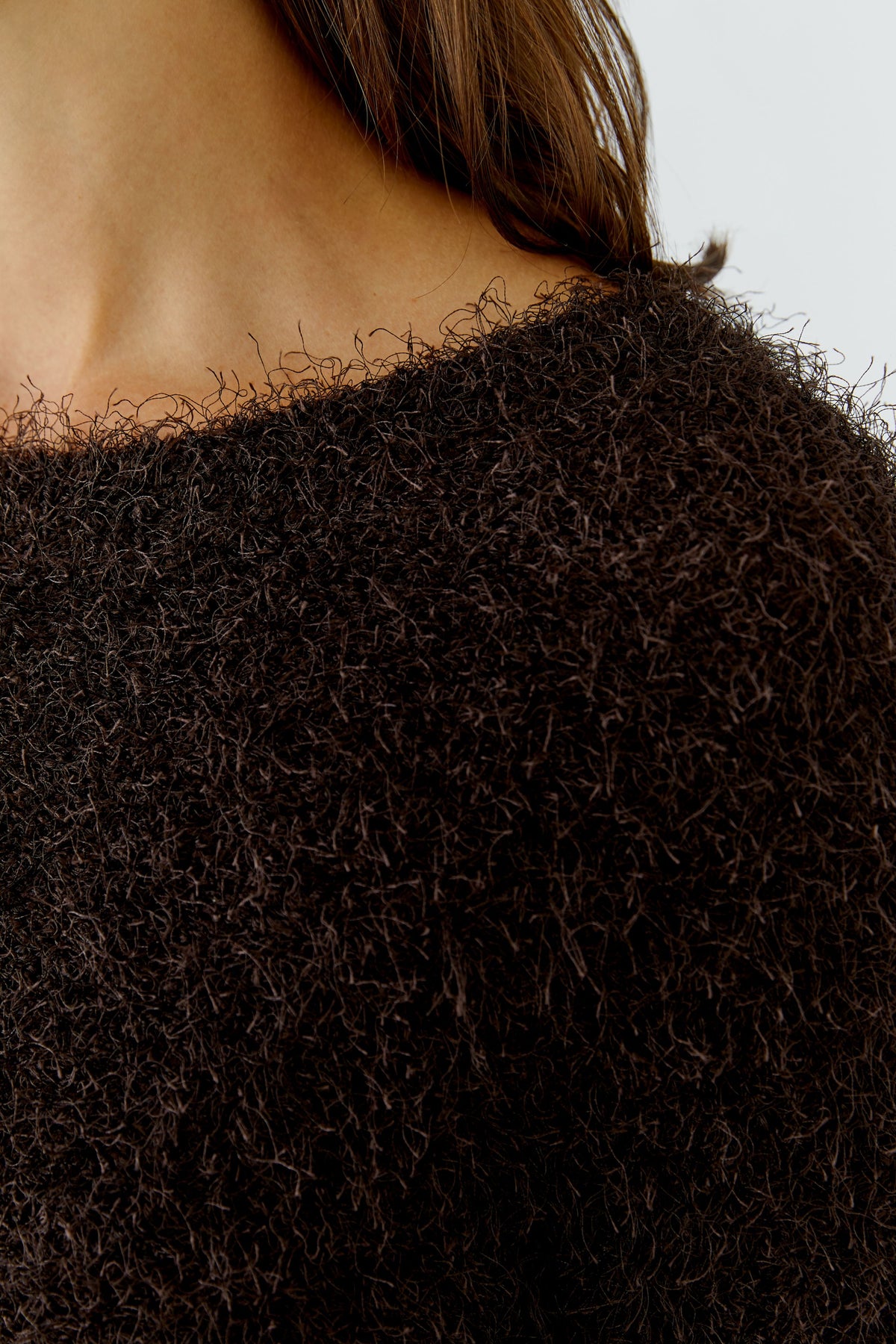 Verkürzter Pullover aus Fransengarn