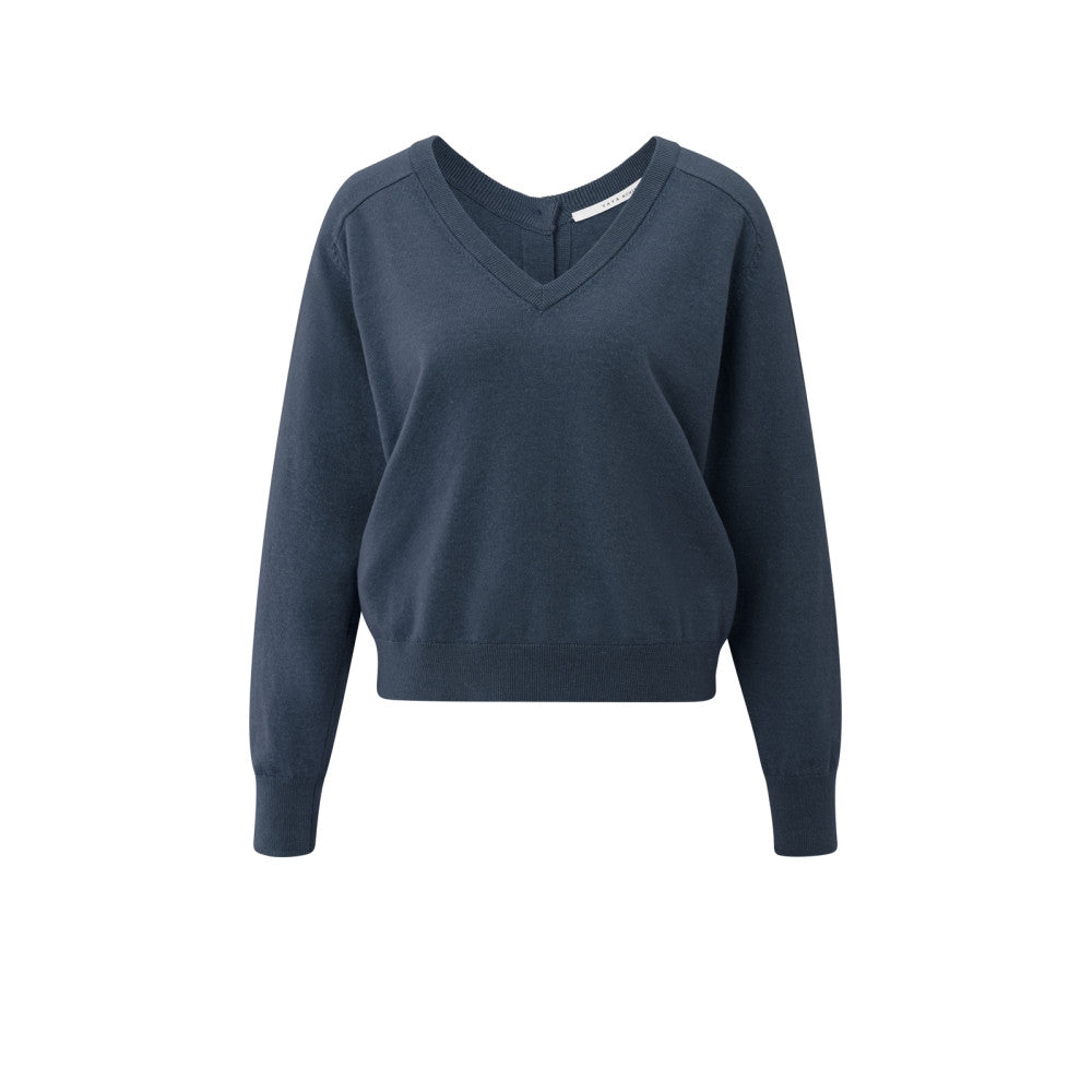 Yaya Pullover mit doppeltem V-Ausschnitt und Knopfdetail hinten