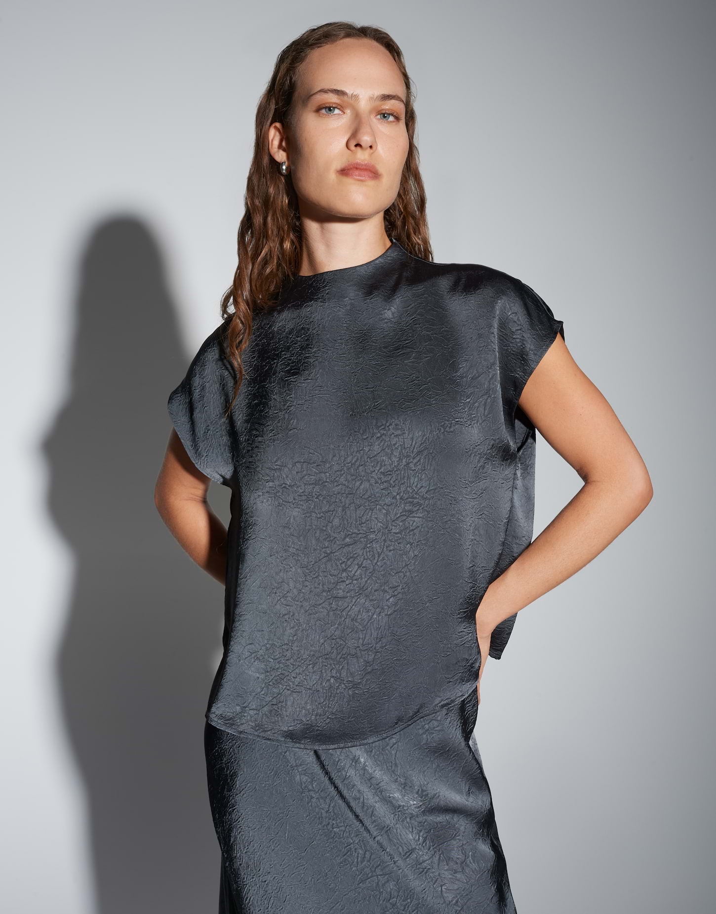 Someday Loose Satinbluse mit Crinkle Effekt Zirken