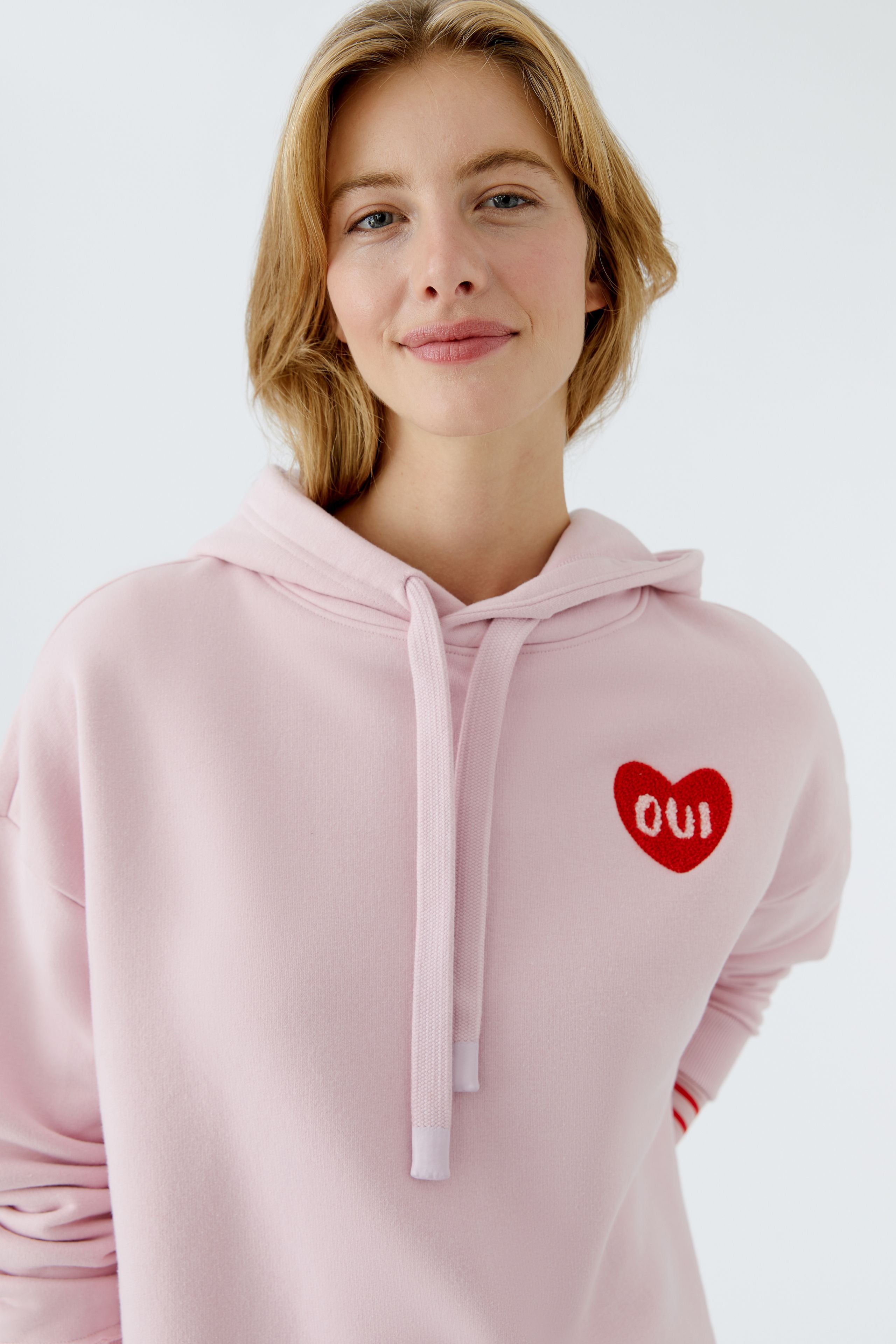 OUI Kapuzensweatshirt mit Herzlogostick auf der Brust