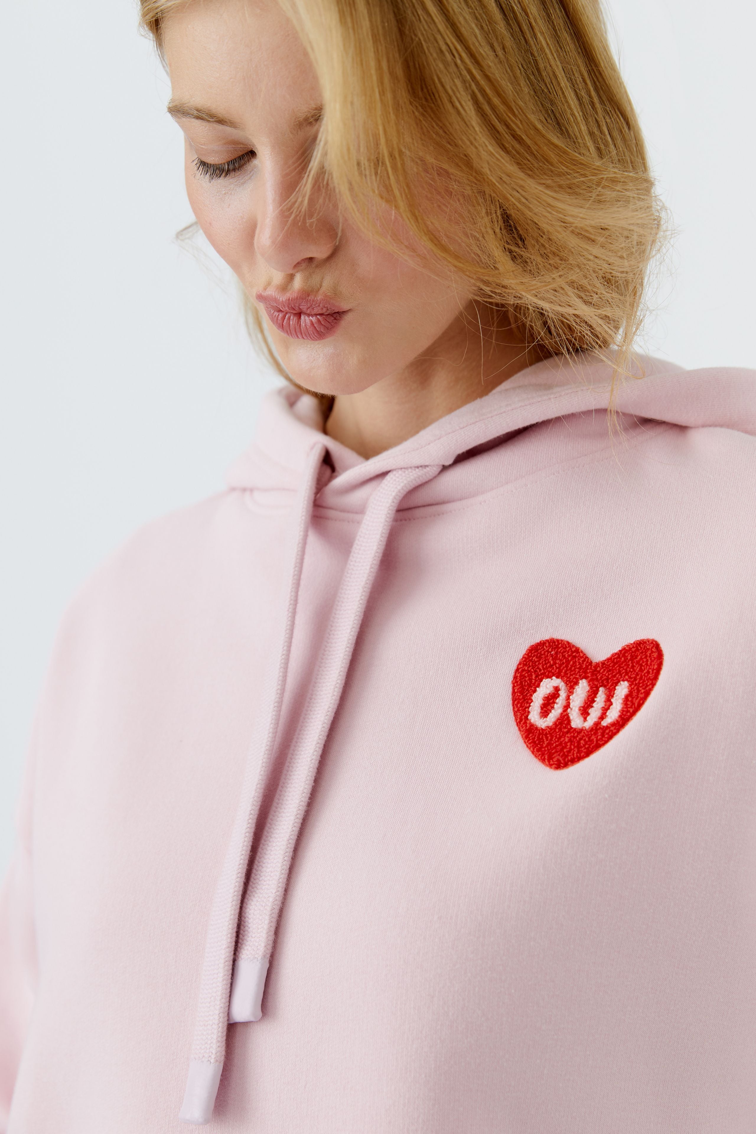 OUI Kapuzensweatshirt mit Herzlogostick auf der Brust