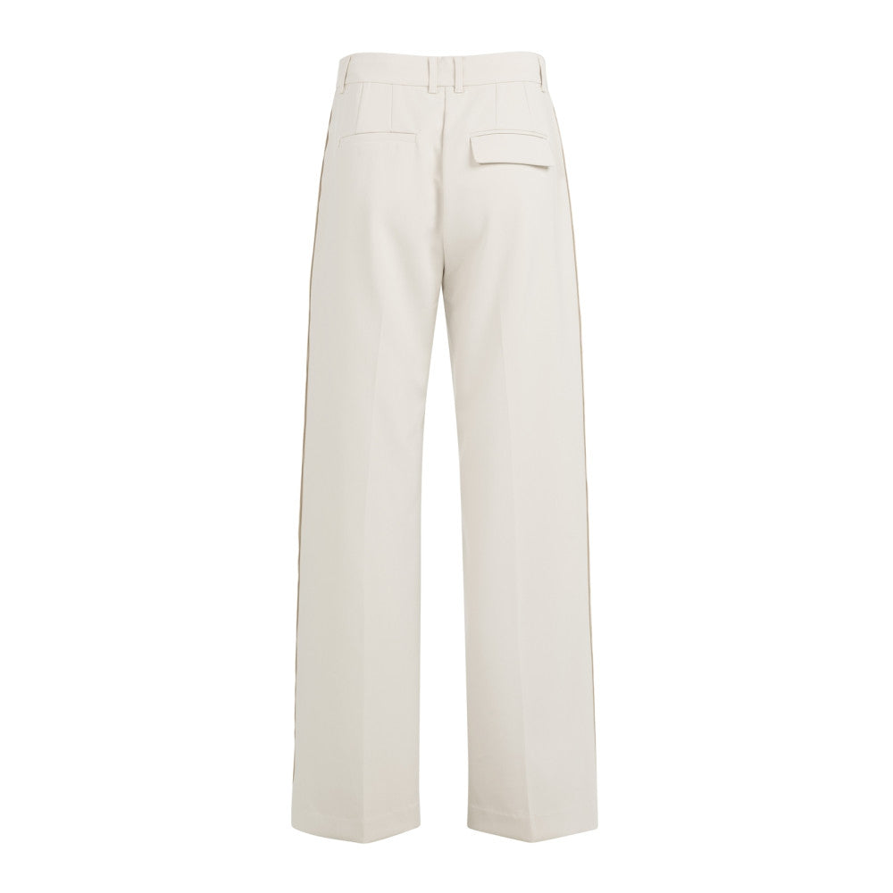 Hose mit Ziernähten