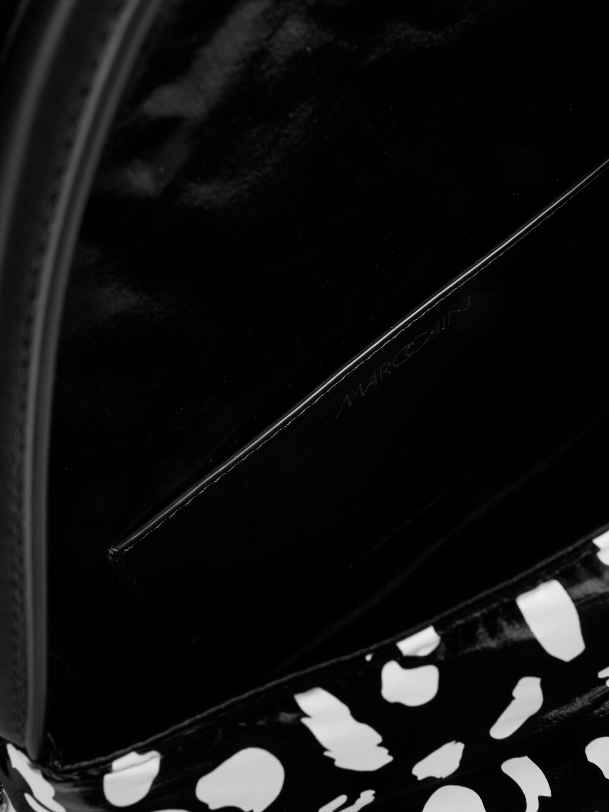 Schultertasche mit Flap-Klappe in Leo