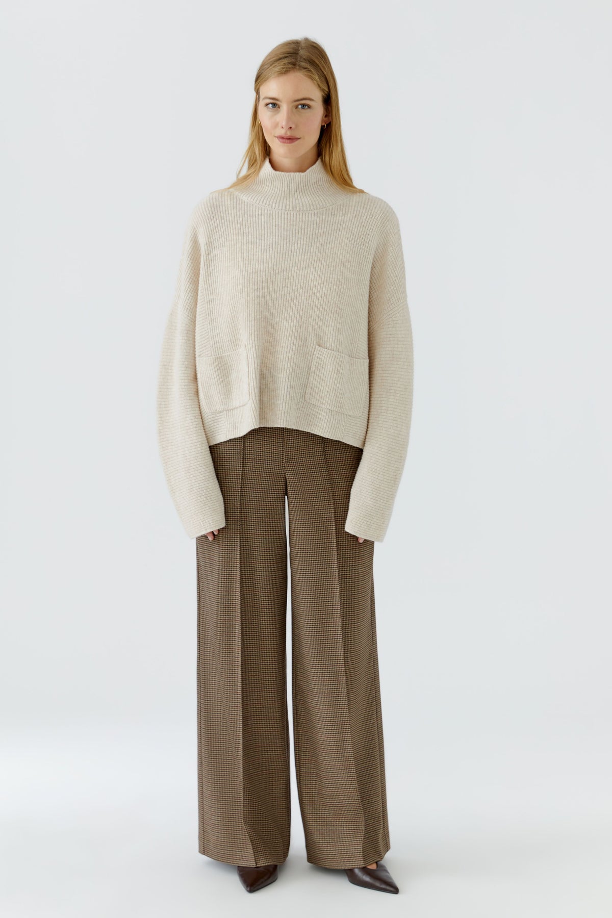 Moderner Pullover im Poncho Look mit Taschen