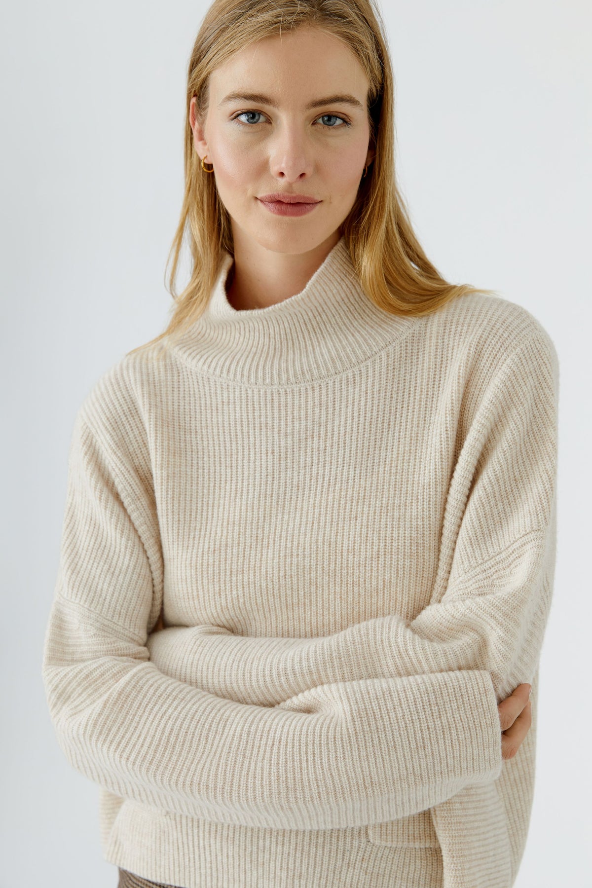 Moderner Pullover im Poncho Look mit Taschen