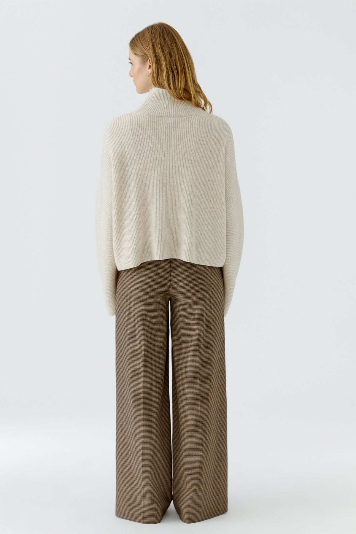 Moderner Pullover im Poncho Look mit Taschen