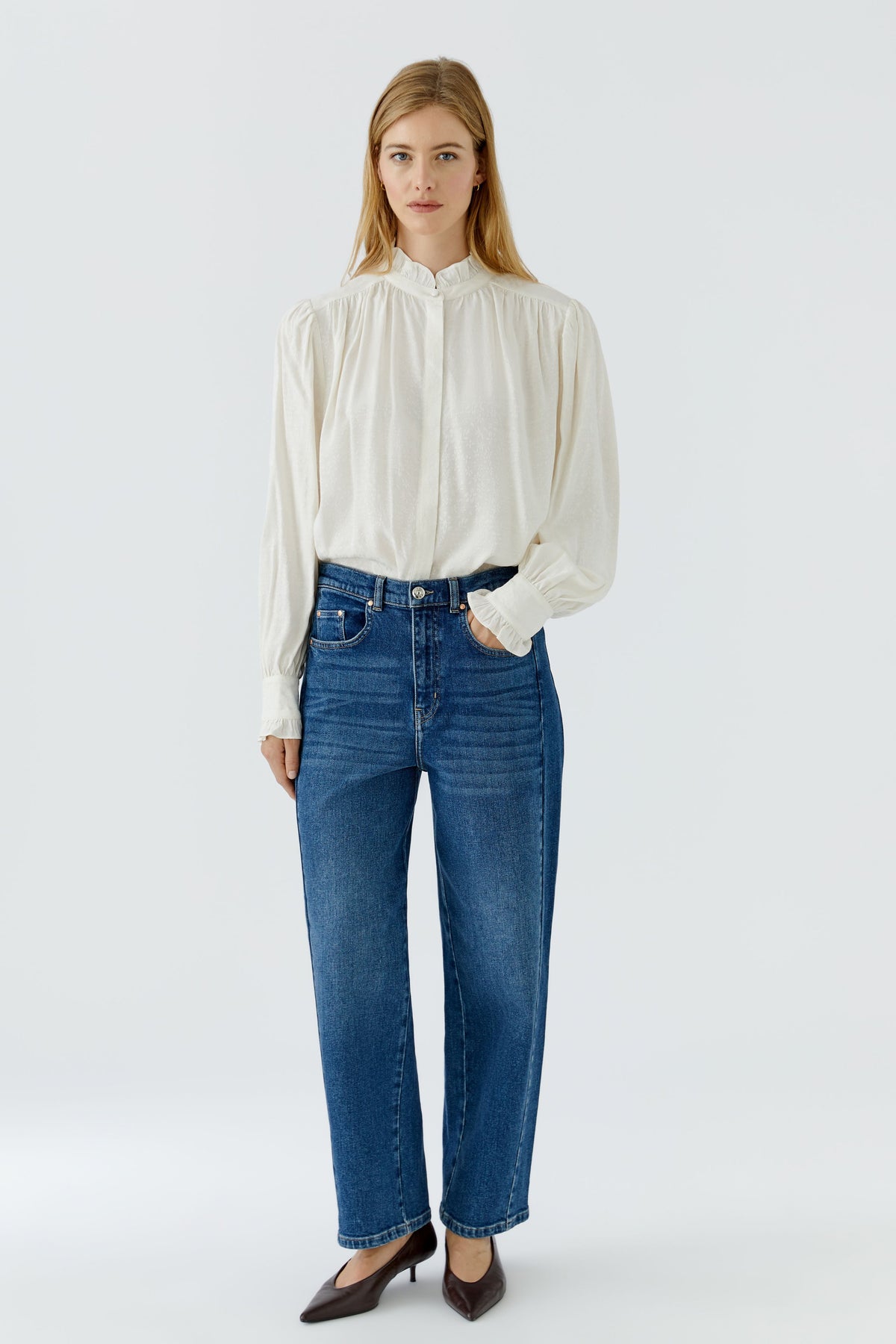 Bluse mit Rüschen am Stehkragen und Manschette im Blütenjacquard