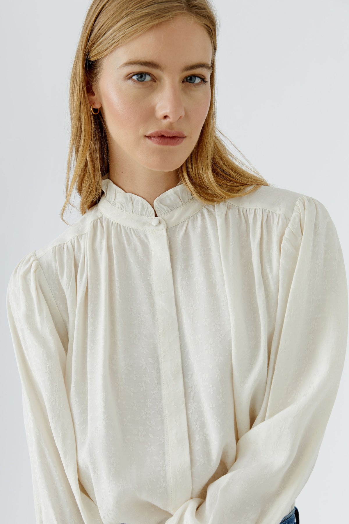 Bluse mit Rüschen am Stehkragen und Manschette im Blütenjacquard