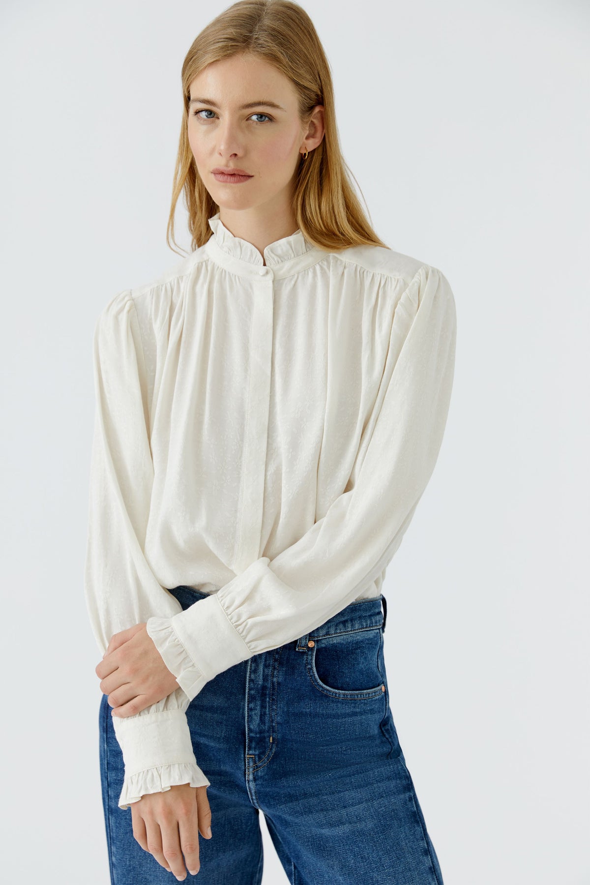 Bluse mit Rüschen am Stehkragen und Manschette im Blütenjacquard