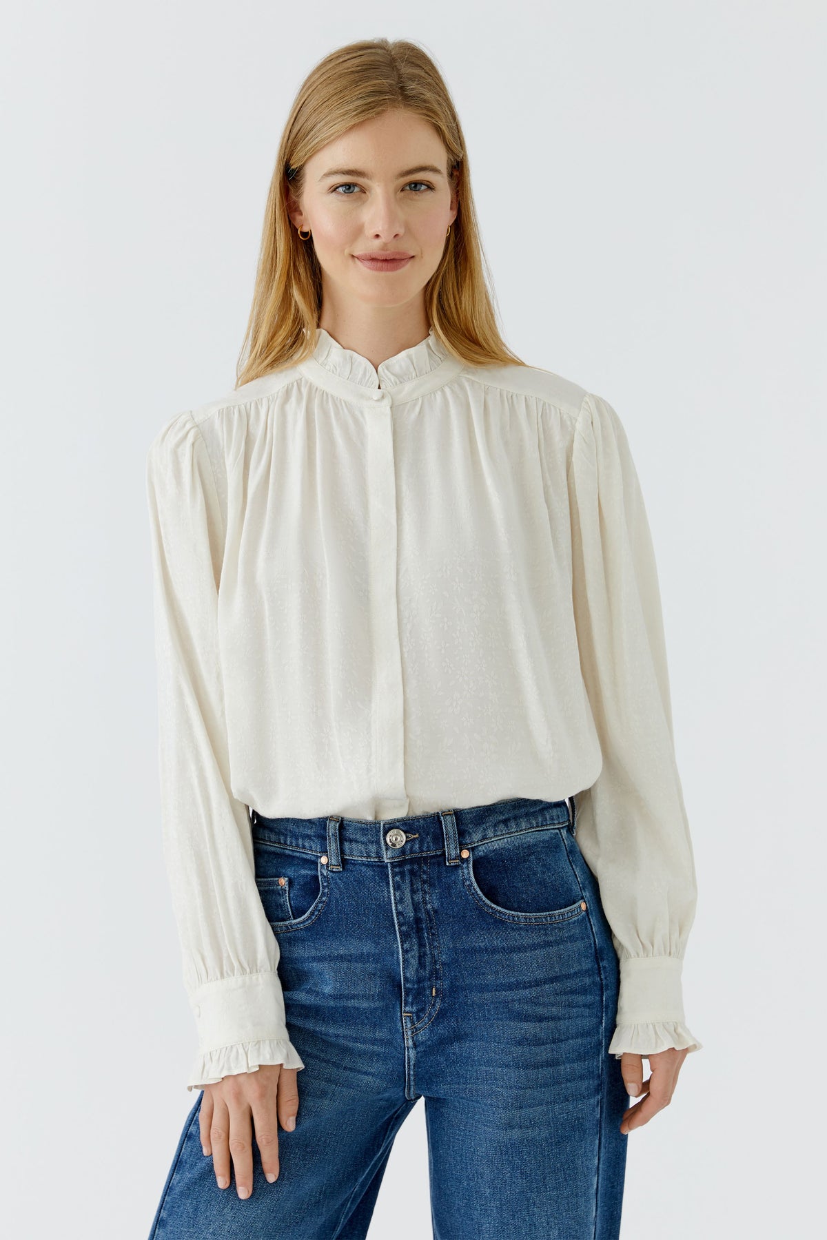 Bluse mit Rüschen am Stehkragen und Manschette im Blütenjacquard