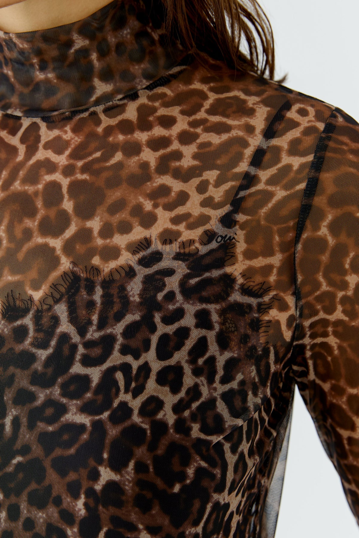 Langarmshirt mit Stehkragen in Leo